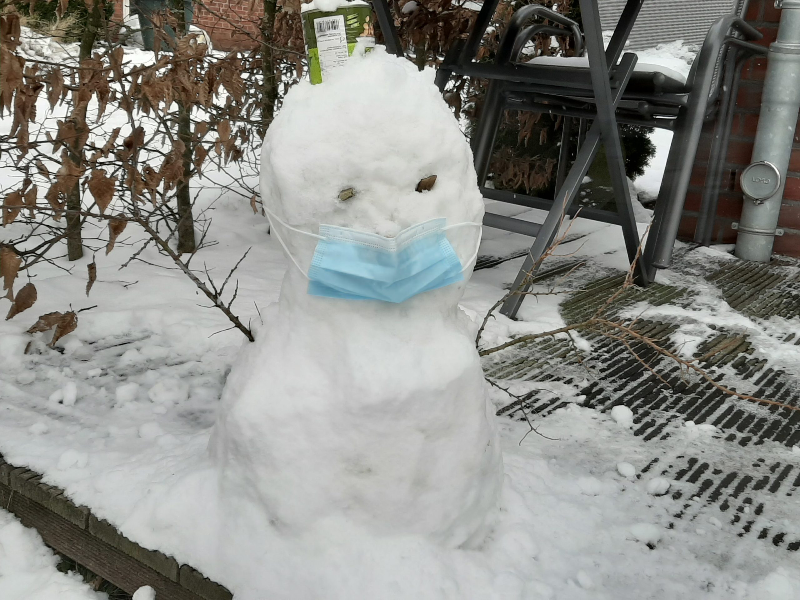 Schneemann mit Maske bei Gaga